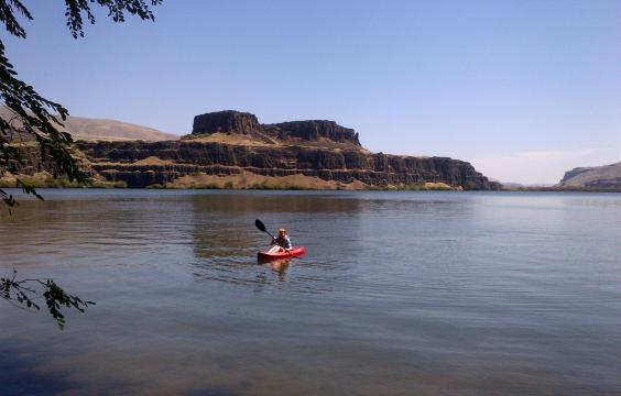 Kayaker at Columbia Hills State park